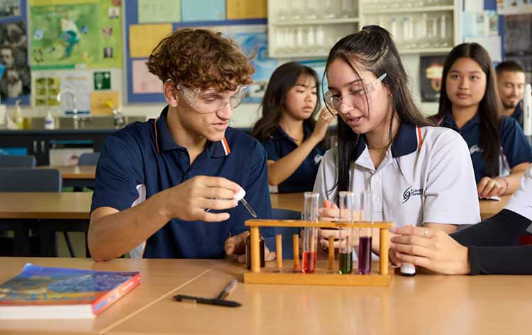 دانش آموزان 